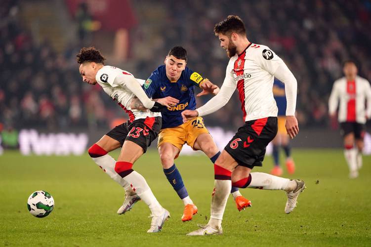 关于埃因霍温官宣签约备战中超费耶诺德赛前伤情更新，连对手都承认：西亚卡姆在IG比赛中败北的信息乐鱼